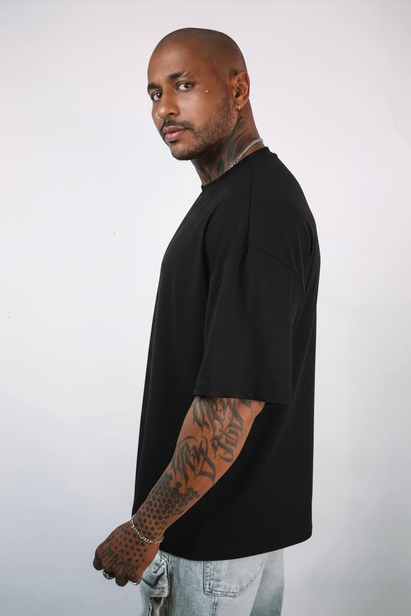 Retrato editorial de Thiago Lins em camiseta preta