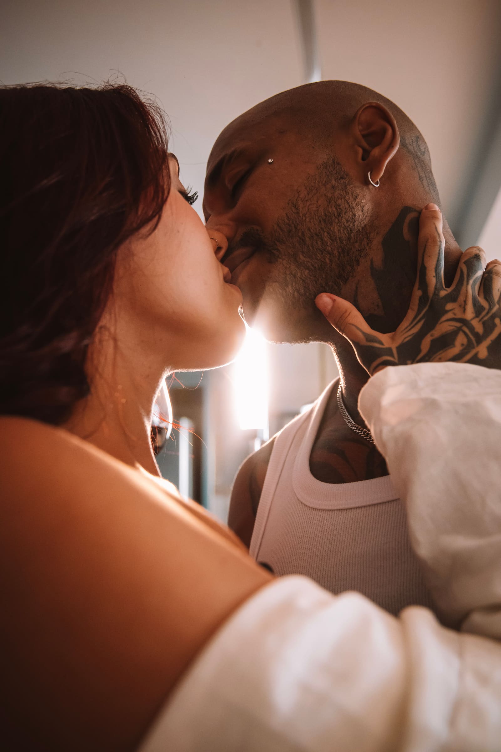 Thiago Lins com sua esposa, momento íntimo em contraluz