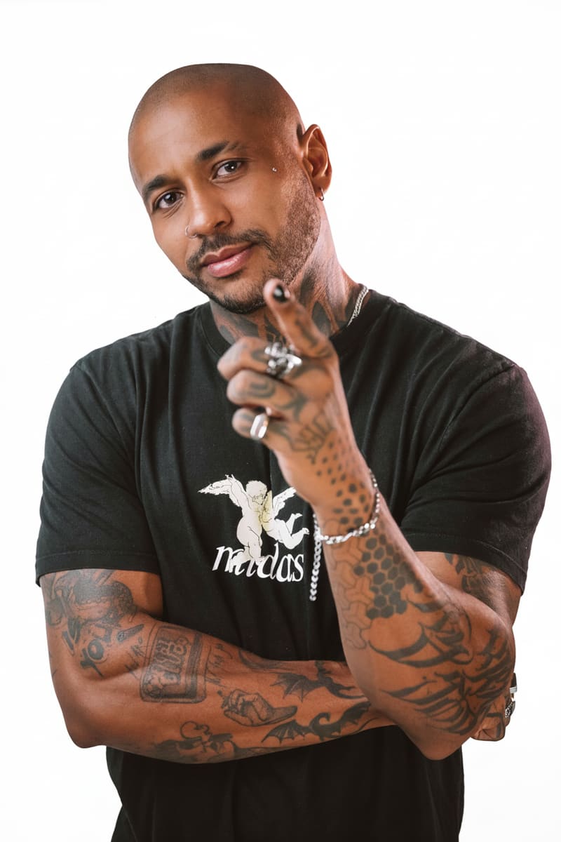 Thiago Lins em estudio, postura confiante