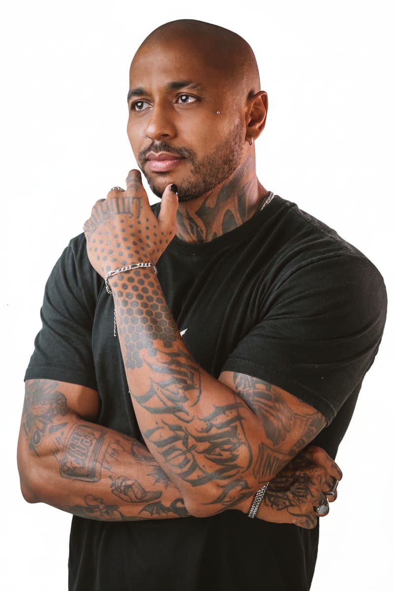 Thiago Lins, mentor de relacionamentos, retrato editorial em fundo claro