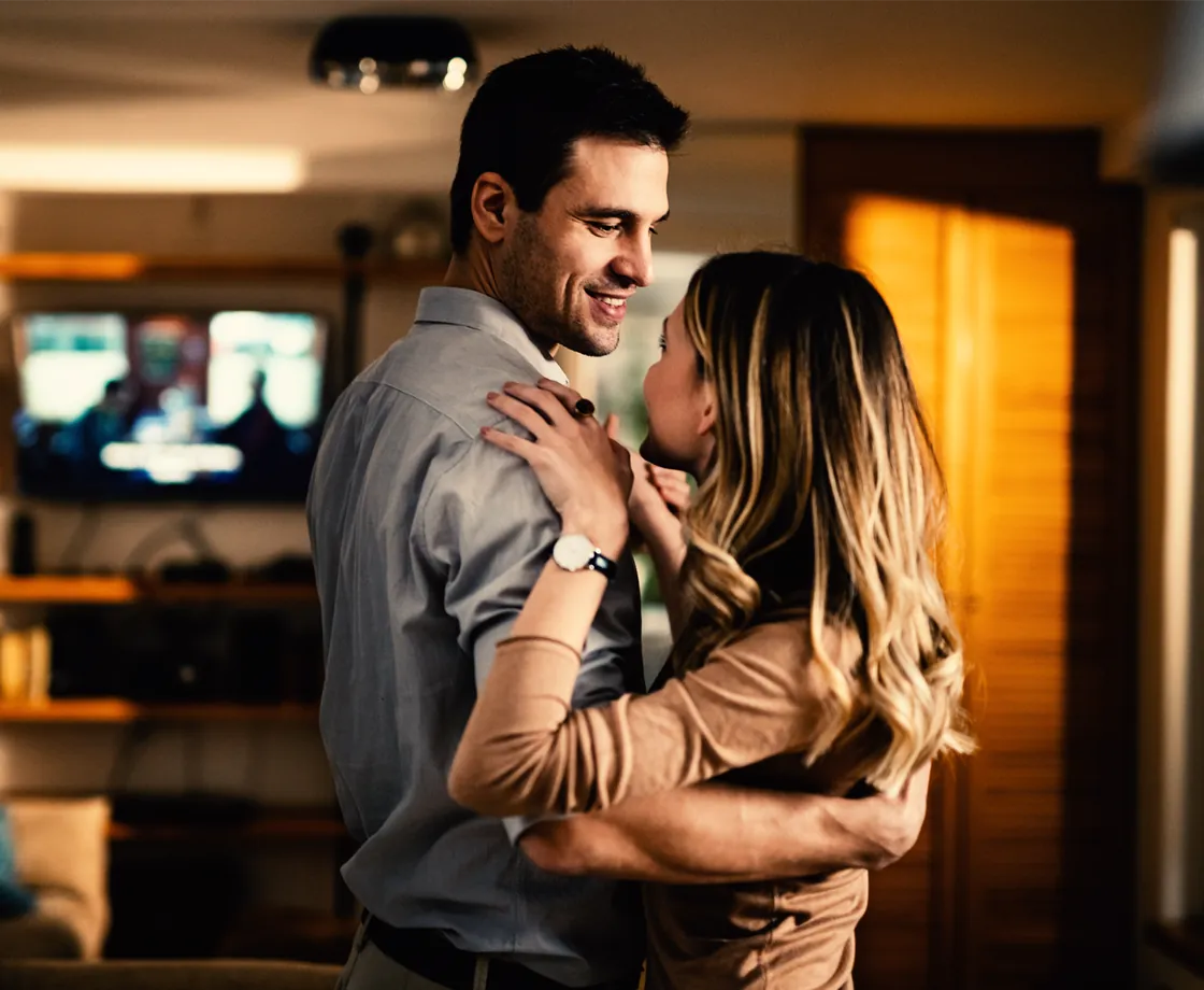 Casal abraçado dançando em casa